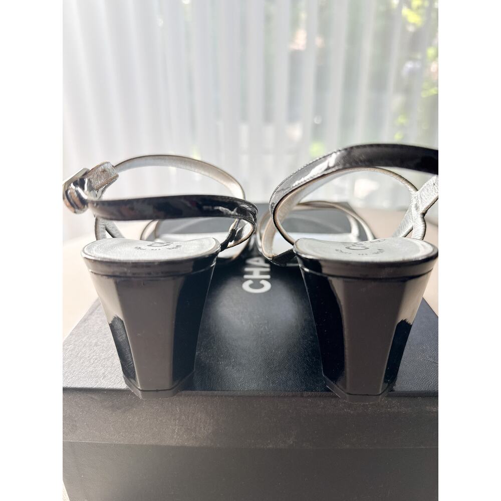 CHANEL Sandals Patent CC Logo - Picture 5 of 8